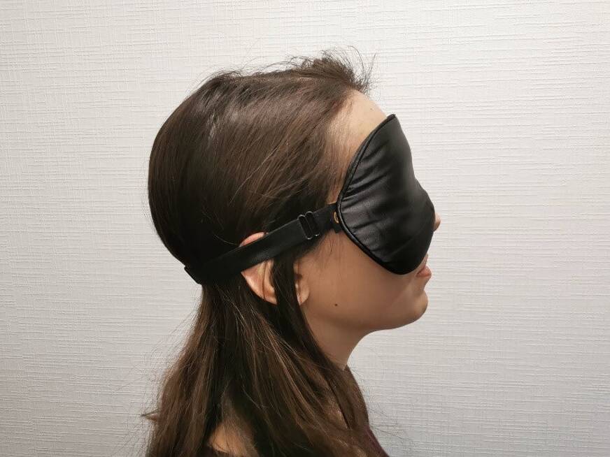So sieht die Gritin Schlafmaske von der Seite aus.